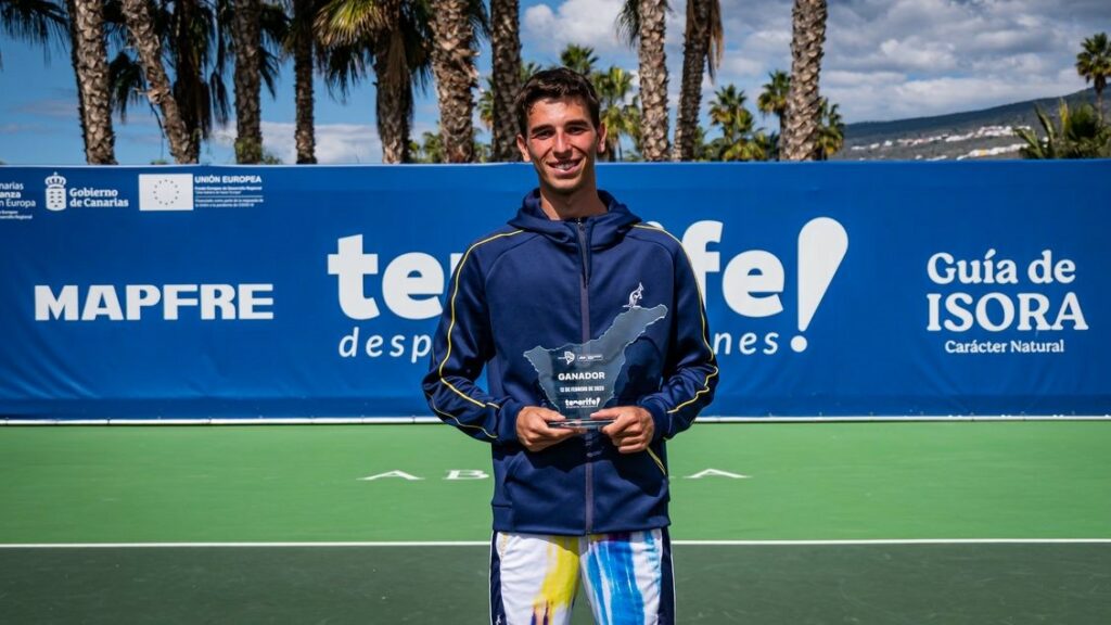 Matteo Gigante stringe il suo primo trofeo Challenger ATP conquistato a Tenerife 3 (foto Wallmaier)