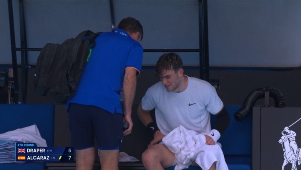 Draper dolorante con il fisioterapista australian open 2025