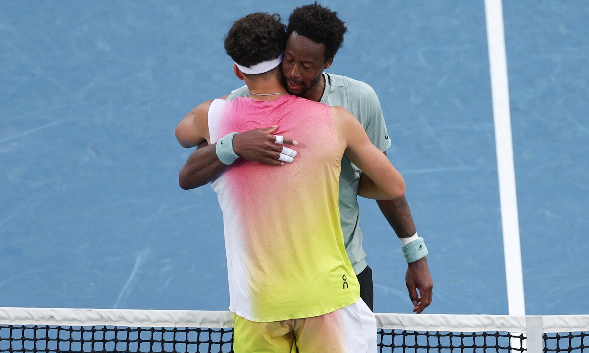 Abbraccio fra Shelton e Monfils al termine degli Ottavi di Finale agli Australian Open 2025