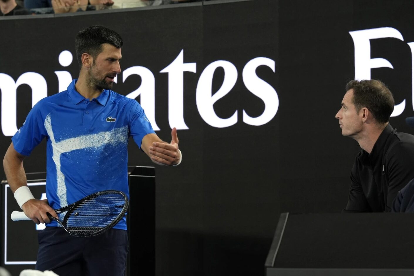 Australian Open, Djokovic vince in rimonta all'esordio con Murray in panchina