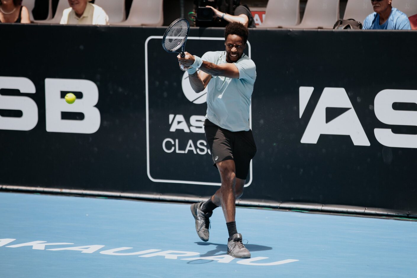 Auckland 2025 – Gael Monfils in azione durante la semifinale
