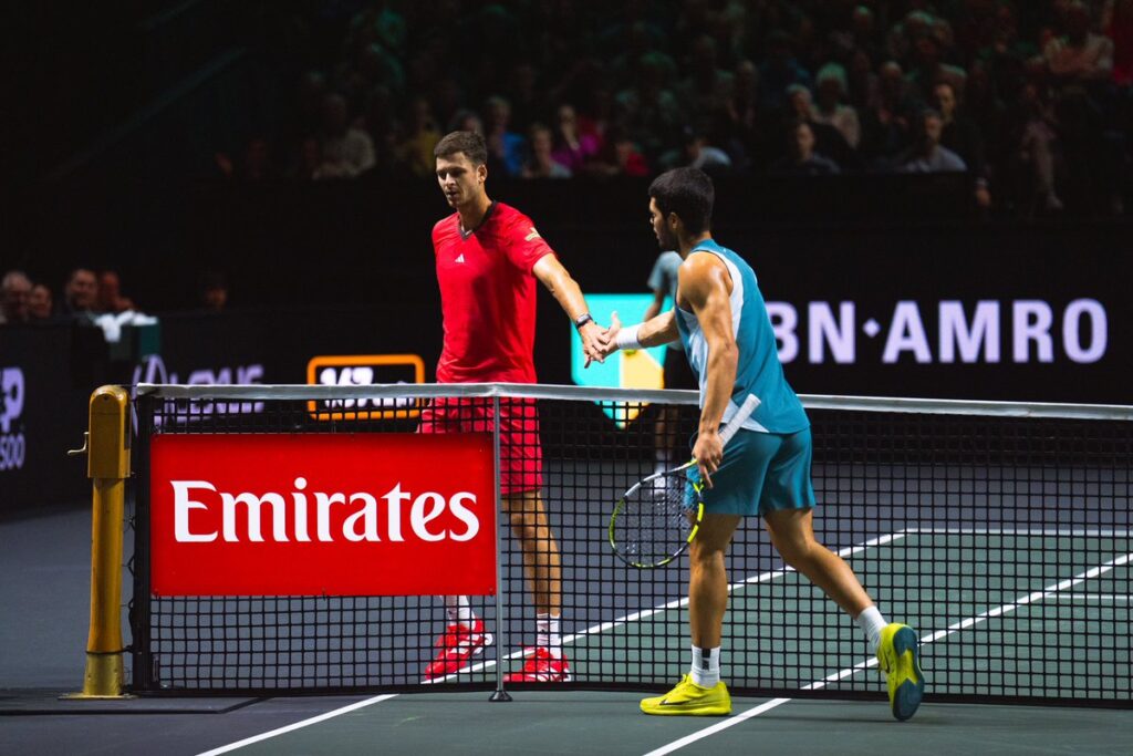 Alcaraz e Hurkacz si danno il cinque alla conclusione del secondo set nella semifinale di Rotterdam 