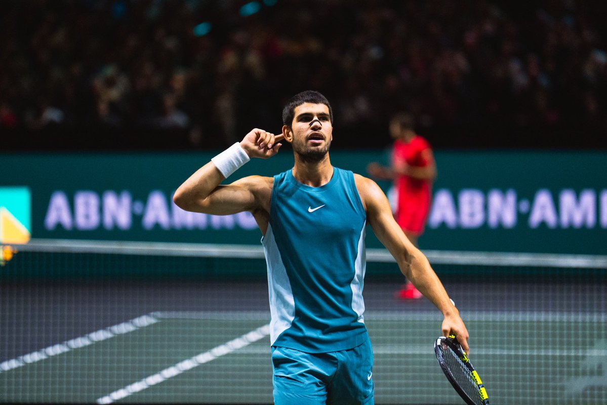 Alcaraz festeggia la vittoria nella semifinale di Rotterdam contro Hurkacz