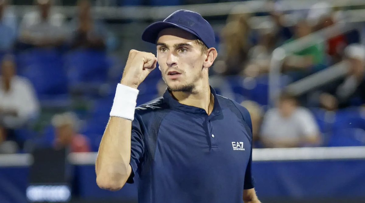 Arnaldi mostra il pugno dopo aver vinto in tre set contro Tien a Delray Beach
