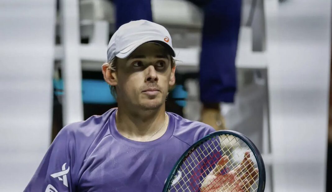 Alex De Minaur applaude Mattia Bellucci mentre lascia il campo a Rotterdam