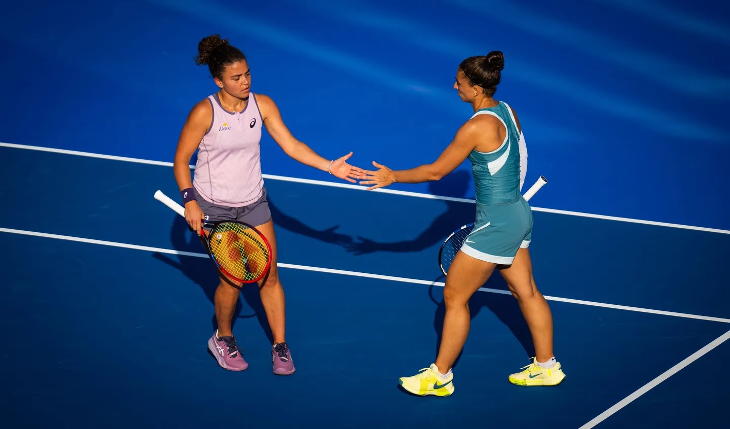 Jasmine Paolini e Sara Errani festeggiano la vittoria nel doppio del WTA 1000 di Doha