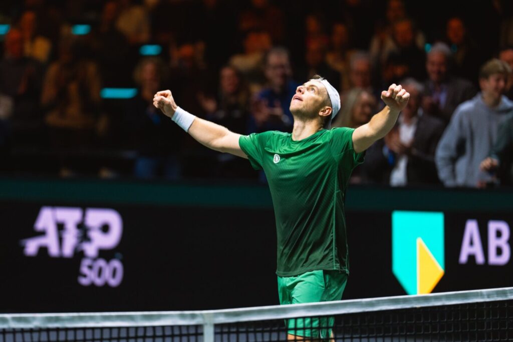 Tallon Griekspoor esulta davanti ai propri tifosi dopo la vittoria su Berrettini