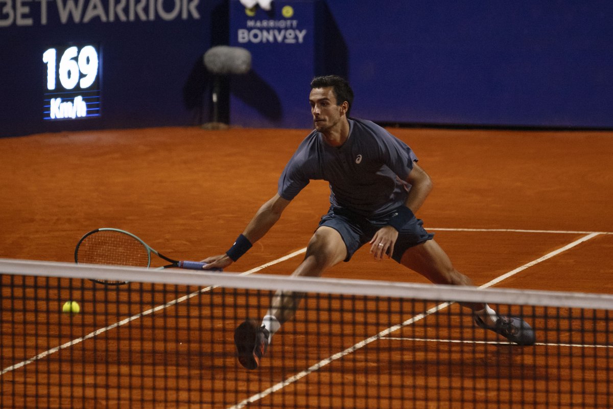 Lorenzo Musetti in azione a Buenos Aires