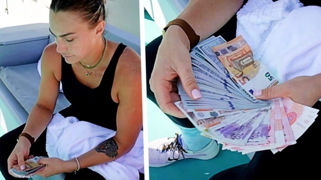 Sabalenka mostra i soldi che conserva nel borsone per le scommesse in allenamento