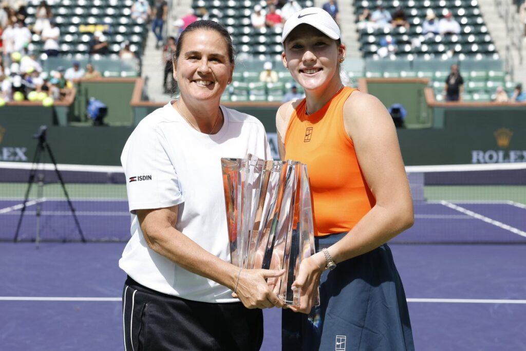 Mirra Andreeva e la coach Conchita Martinez con il trofeo di Indian Wells