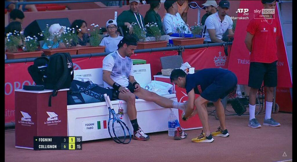 Fognini si fa fasciare la caviglia per un infortunio durante il match d'esordio a Marrakesh