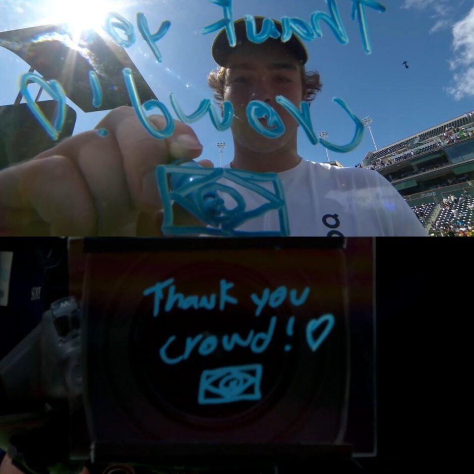 Fonseca ringrazia il pubblico firmando la telecamera dopo aver conquistato la prima vittoria in carriera a Indian Wells