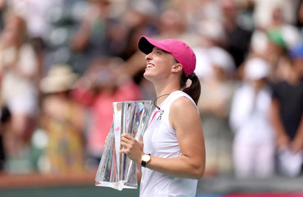 Iga Swiatek con il trofeo di Indian Wells