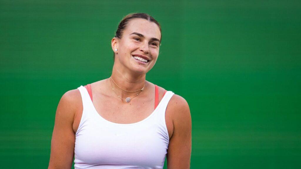 Aryna Sabalenka sorride durante gli allenamenti a Indian Wells