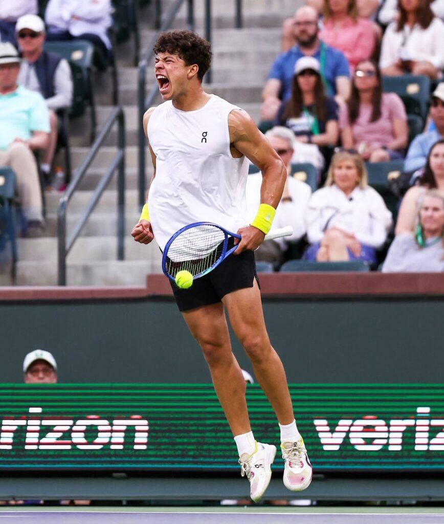 Ben Shelton festeggia il primo quarto di finale a Indian Wells in carriera