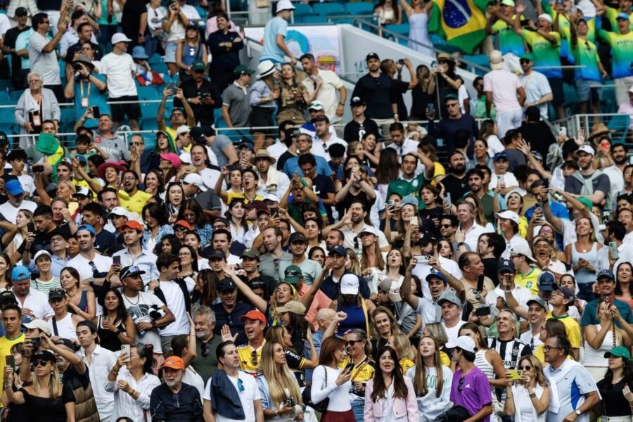 Migliaia di tifosi brasiliani al seguito di Joao Fonseca