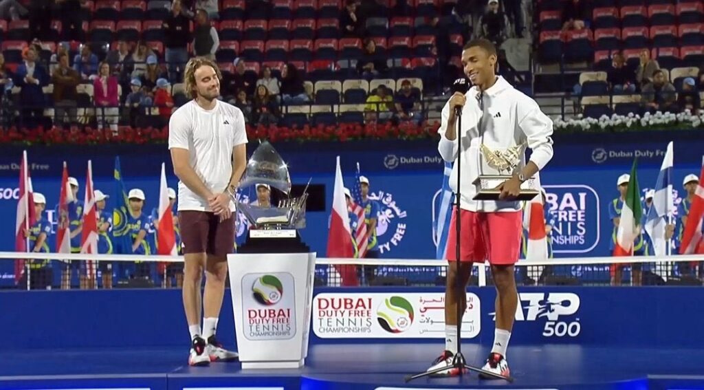 Bellissimi sorrisi di Tsitsipas e Aliassime durante la premiazione dell'ATP 500 di Dubai 