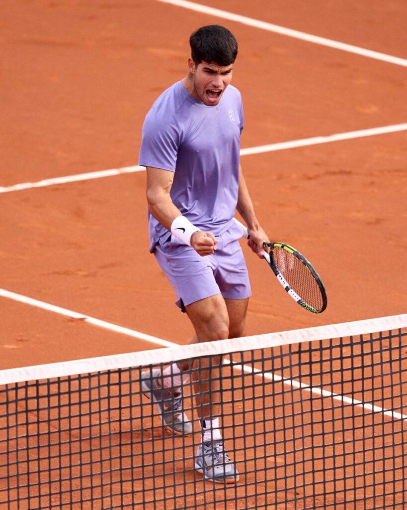 Carlos Alcaraz in azione a Barcellona
