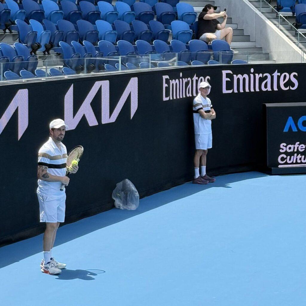 Umberto Ferrara in campo a Melbourne durante un allenamento di Berrettini 