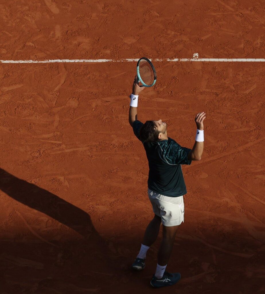 Musetti festeggia la vittoria contro Berrettini a Montecarlo 