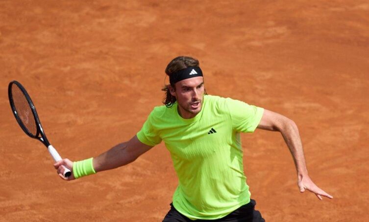Tsitsipas in azione a Barcellona