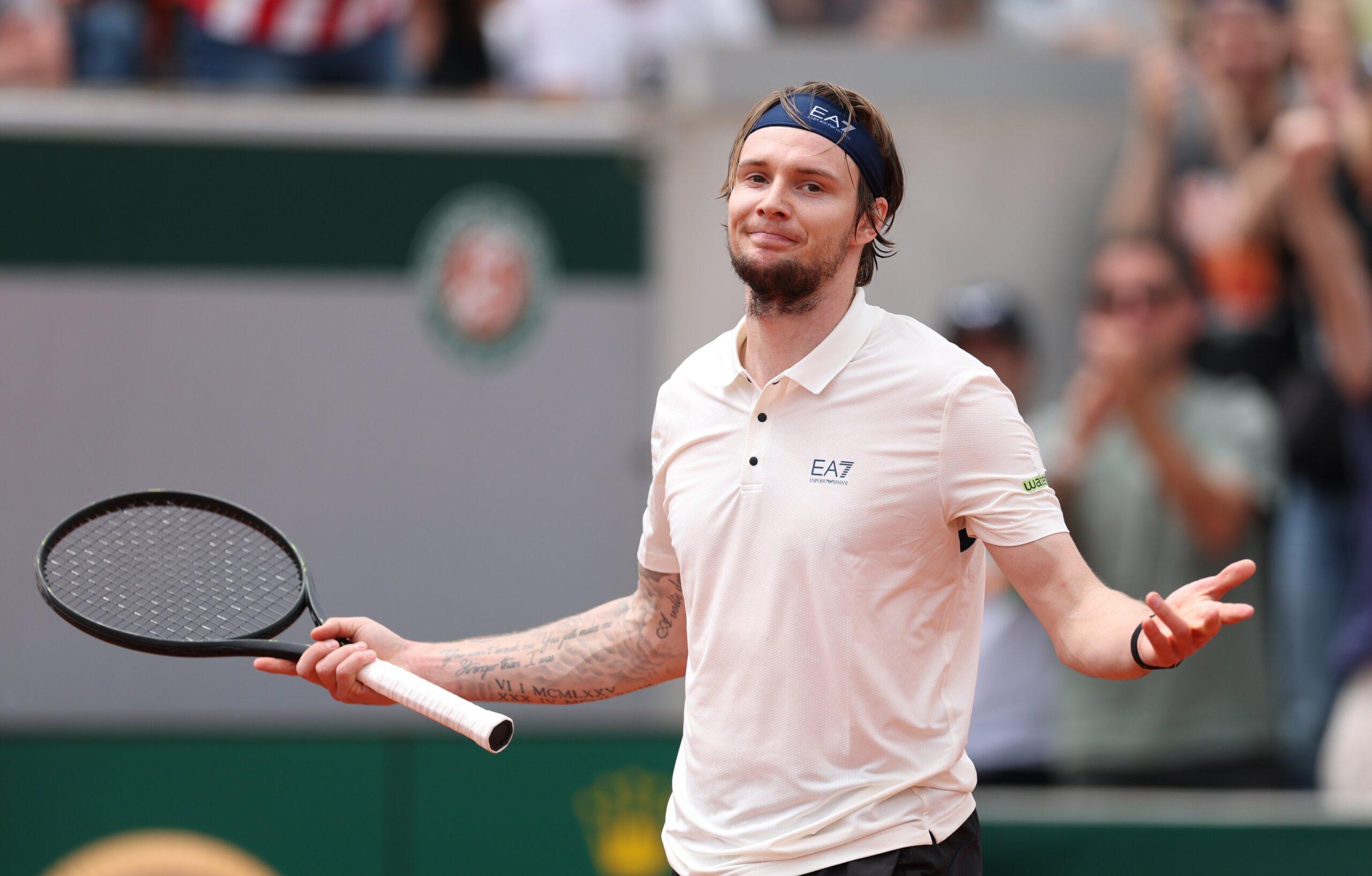 Alexander Bublik vince contro De Minaur al Roland Garros