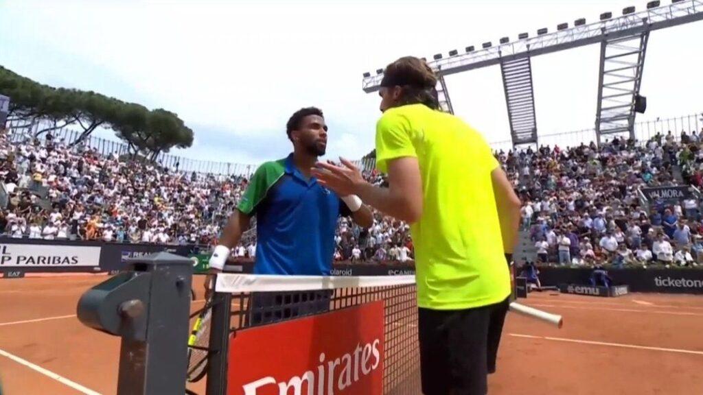 Il concitato momento della stretta di mano fra Fils e Tsitsipas