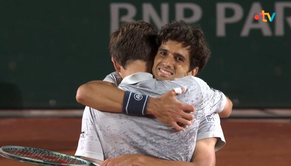 Herbert abbraccia il compagno di doppio Mahut, all'ultimo match da professionista