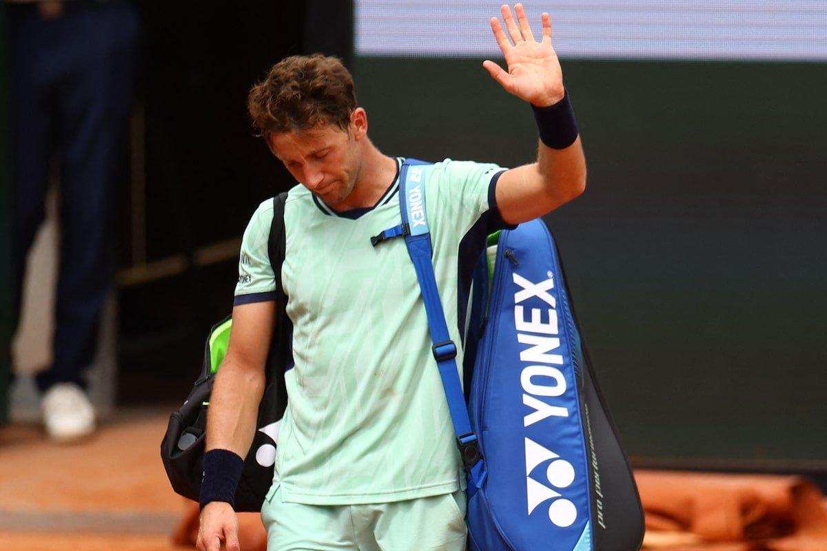 Casper Ruud saluta il pubblico del Roland Garros dopo la sconfitta con Borges