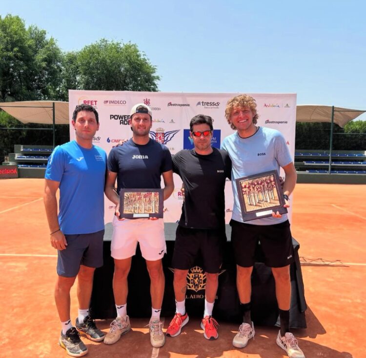 Jacopo Berrettini premiato con Raul Brancaccio dopo la finale