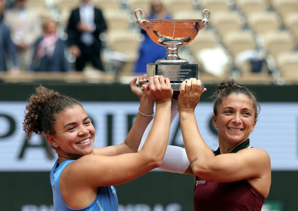Sara Errani e Jasmine Paolini con il trofeo del Roland Garros