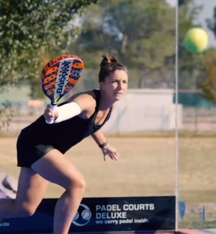Sara Errani mentre gioca a Padel