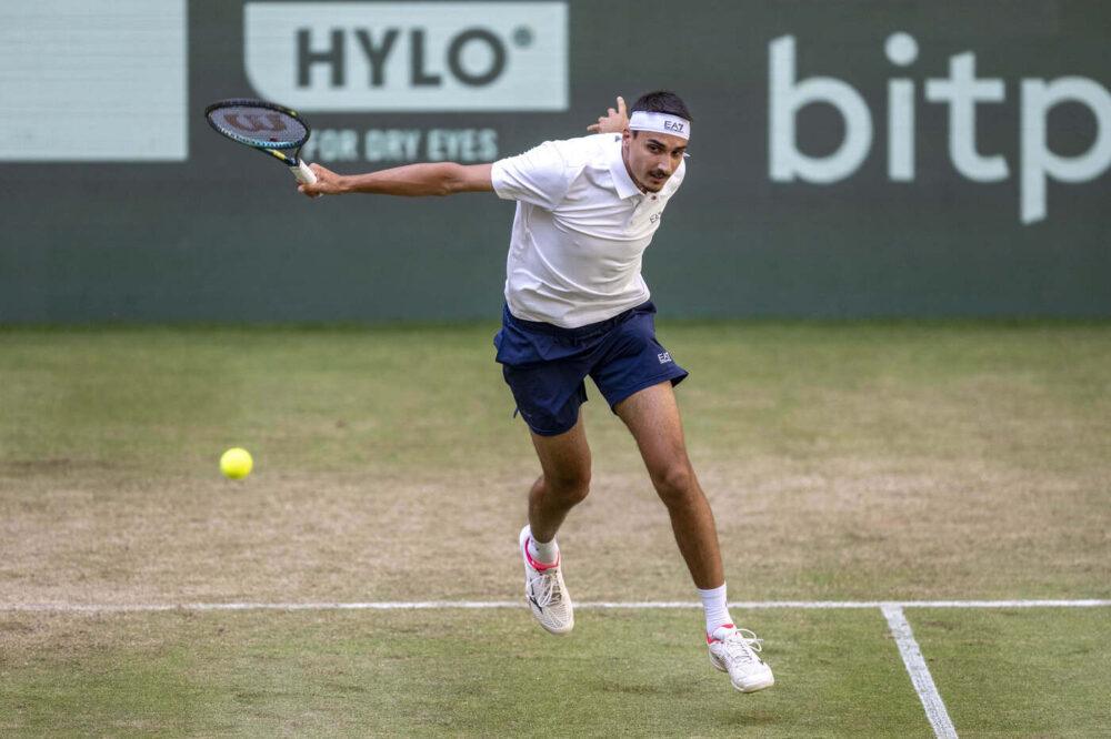 Lorenzo Sonego in azione sull'erba
