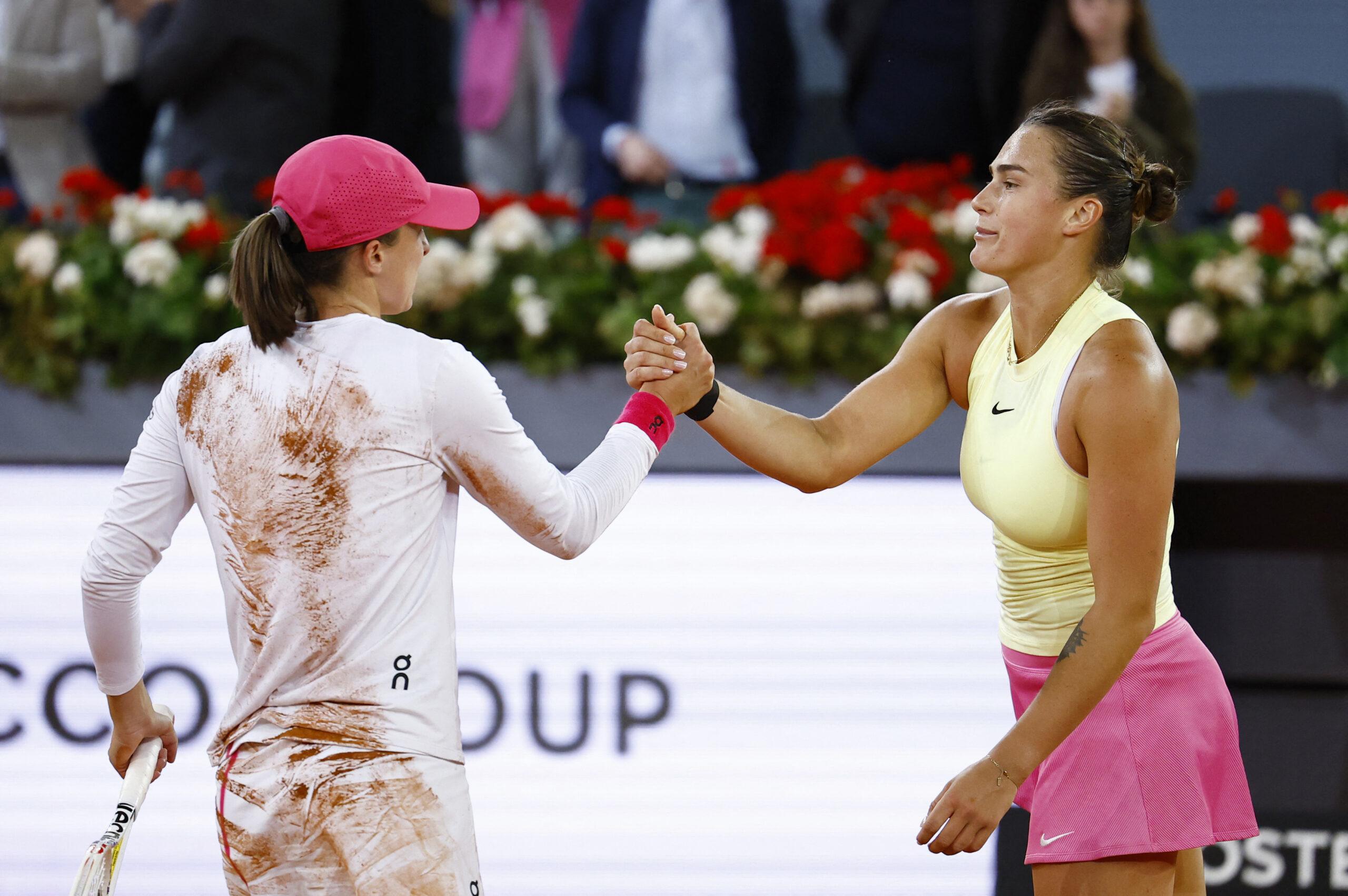 Iga Swiatek e Aryna Sabalenka si stringono la mano dopo la finale di Madrid 2024