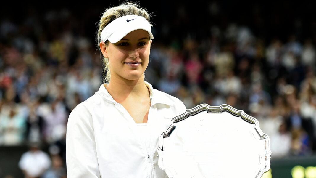 Bouchard con il trofeo della finale di wimbledon