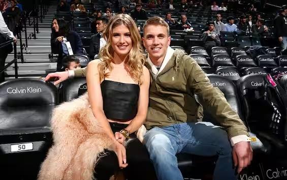 Bouchard esce con un suo fan dopo la scommessa persa / foto presa da sky sport