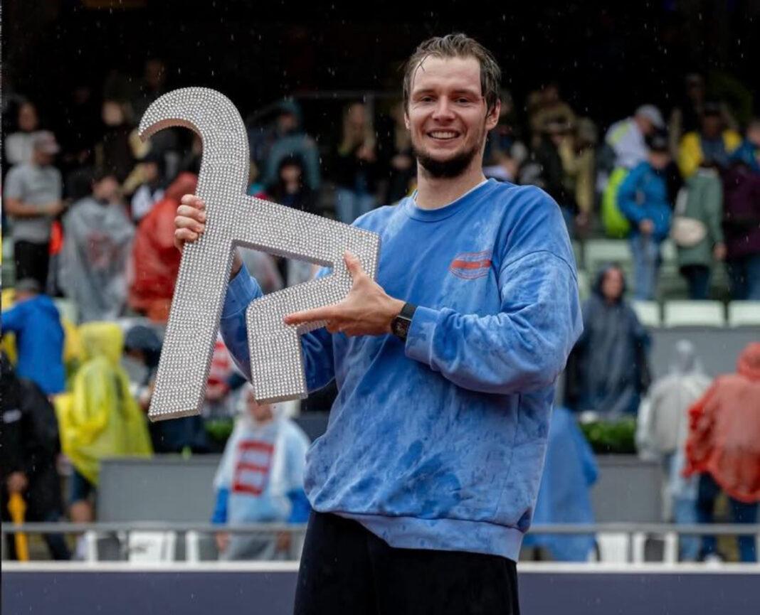 Alexander Bublik alza il trofeo di Kitzbuhel