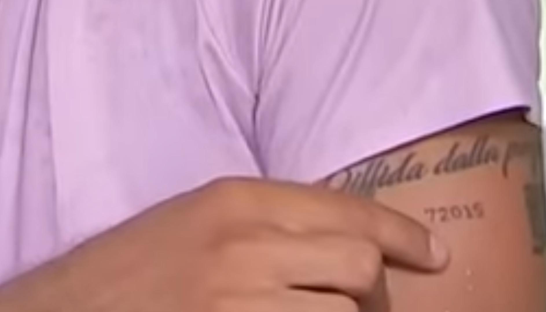 Cobolli indica il nuovo tatuaggio "il CAP di Fasano".