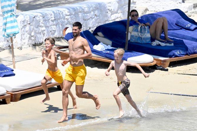 Djokovic gioca con i figli in spiaggia a Mykonos