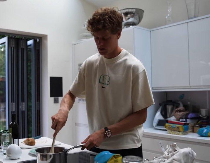 Jannik SInner in cucina a WImbledon