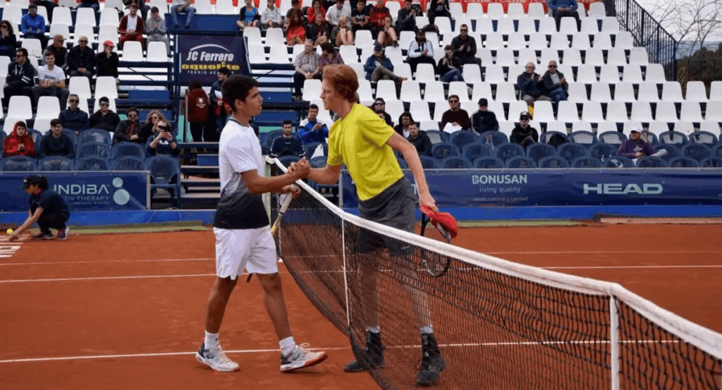 SInner ed Alcaraz si abbracciano al termine della sfida al challenger di Alicante