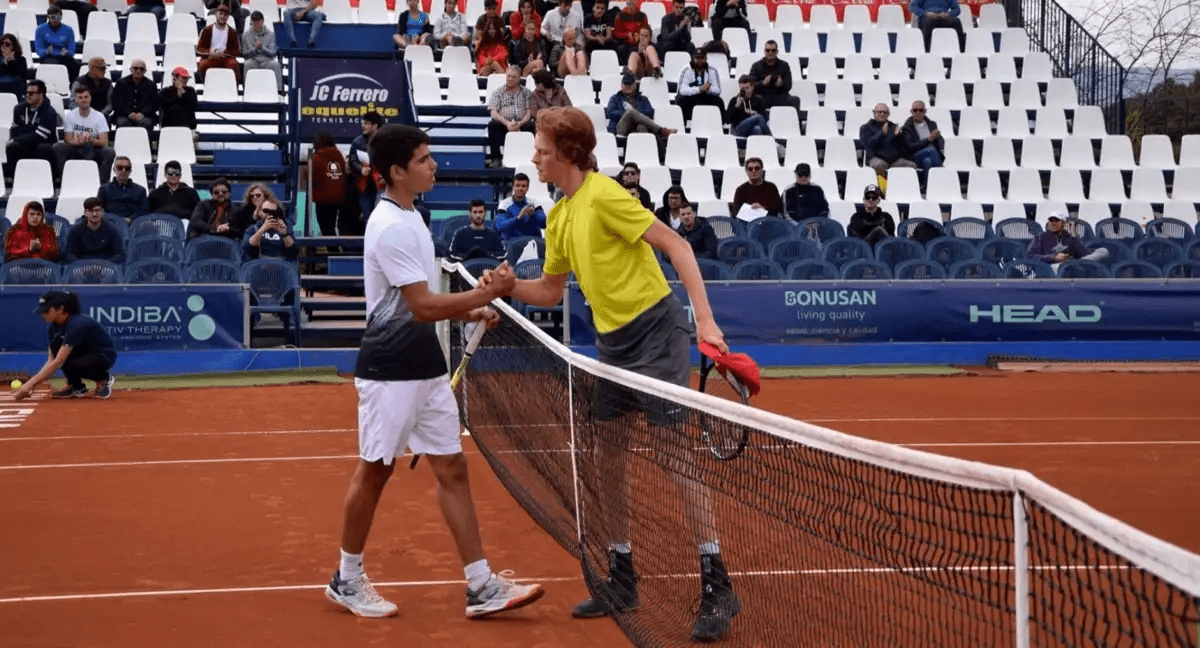 SInner ed Alcaraz si abbracciano al termine della sfida al challenger di Alicante