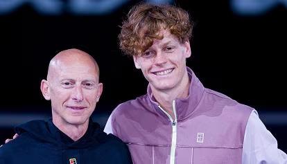 Jannik Sinner con Umberto Ferrara durante l'Australian Open 2024
