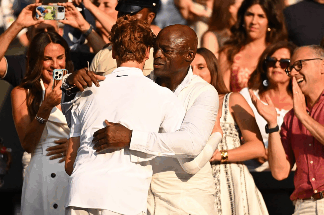 Seal abbraccia Sinner dopo la finale di WImbledon