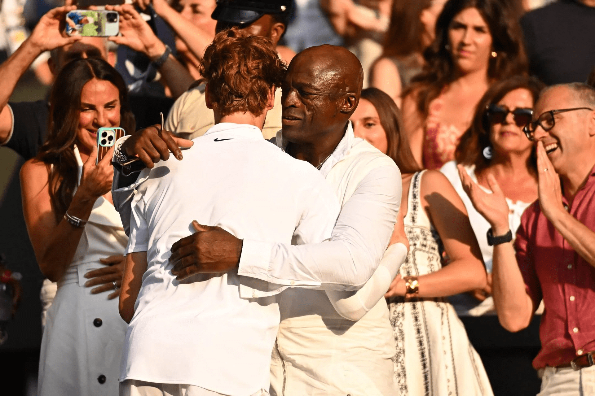 Seal abbraccia Sinner dopo la finale di WImbledon
