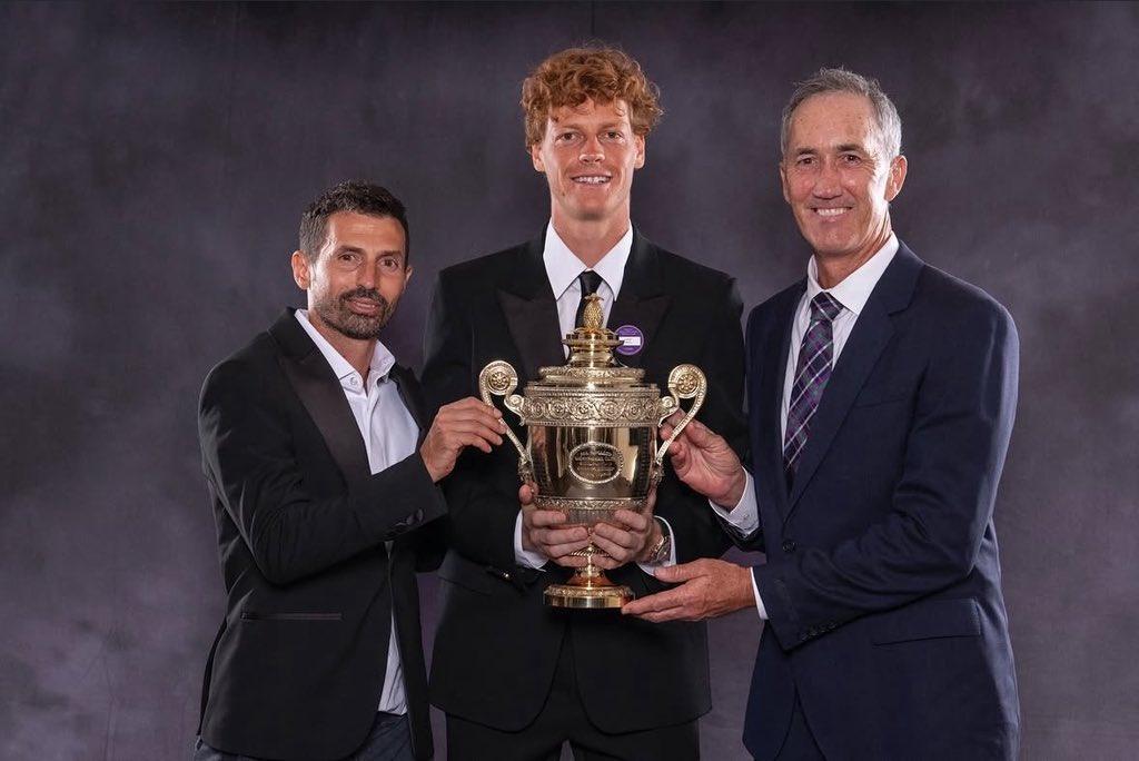 Da sinistra Simone Vagnozzi, Jannik Sinner e Darren Cahill con il trofeo di Wimbeldon