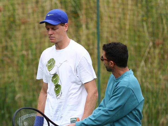 Jannik Sinner con Simone Vagnozzi a WImbledon (foto presa da corriere della sera)