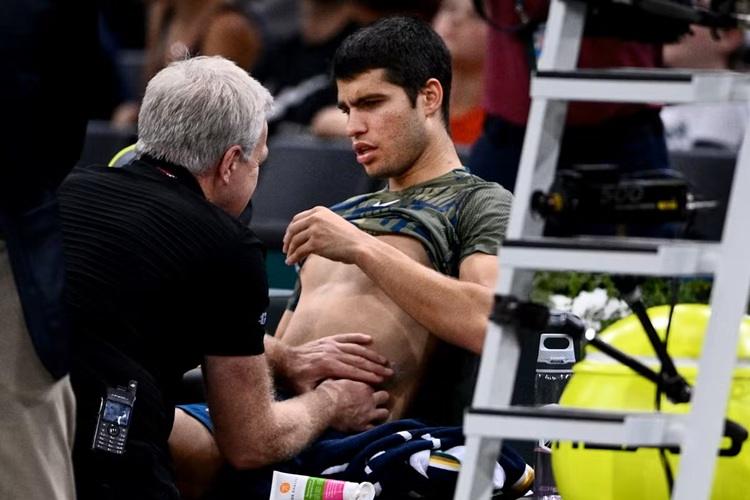 Carlos Alcaraz infortunato a Paris-Bercy 2022