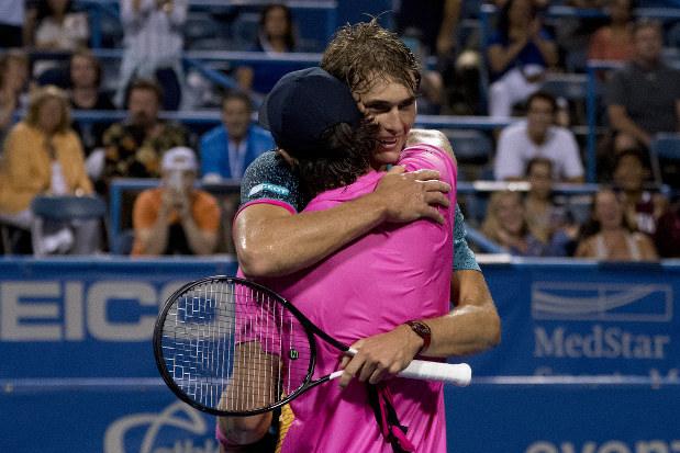 Alexander e Mischa Zverev si abbracciano a Washington 2018