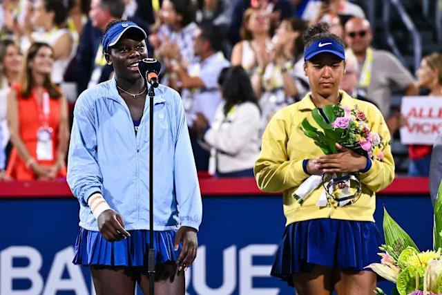 Victoria Mboko e Naomi Osaka durante la cerimonia di premiazione del WTA 1000 di Montreal